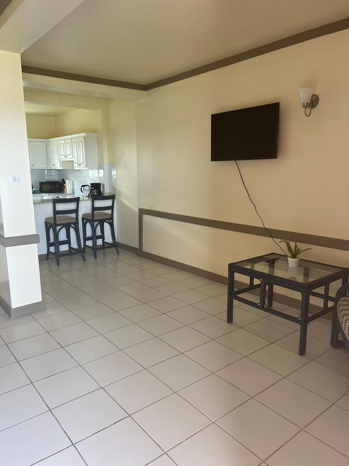 Studio Suite | Living area | 40-inch Smart TV with satellite channels, TV