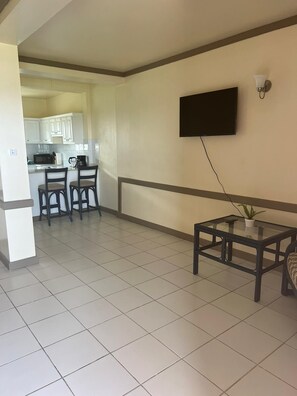 Studiosuite | Oppholdsområde | En 40-tommers smart-TV med Parabol-TV samt TV