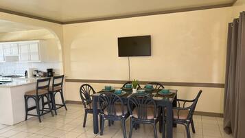 Suite | In-room dining