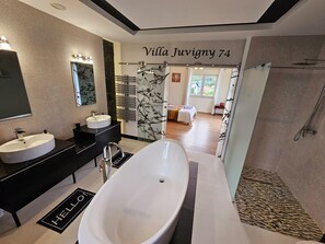 Combined shower/tub, hair dryer, bidet, towels