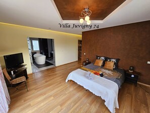 7 bedrooms, desk, iron/ironing board, travel cot