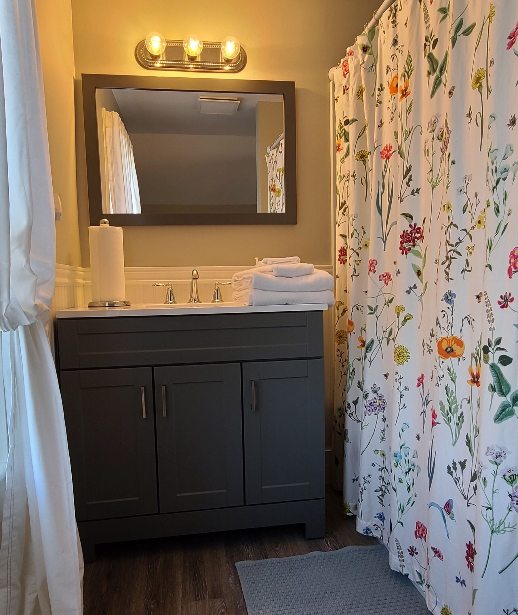 Een bad/douchecombinatie, een haardroger, handdoeken, zeep