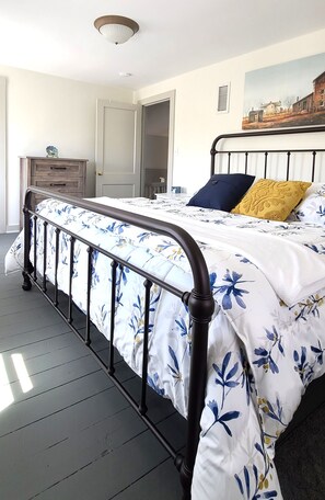 3 quartos, escrivaninha, ferros/tábuas de passar roupa