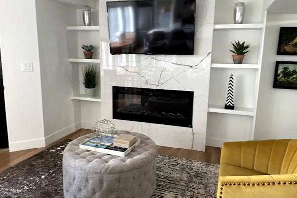 Smart TV, fireplace, Netflix, Hulu