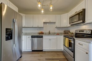 冷蔵庫、電子レンジ、オーブン、コンロ