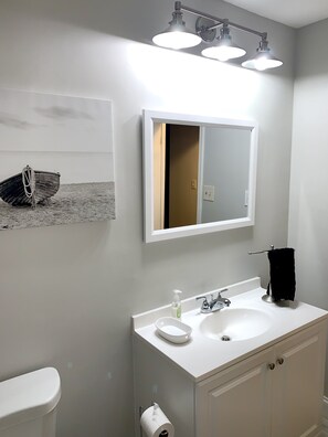 Ensemble douche/baignoire, serviettes fournies, savon, papier toilette