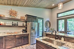 Fridge, microwave, stovetop, dishwasher - Ellijay Cabin Escape: Hot Tub & Fire Pit! (Ellijay)