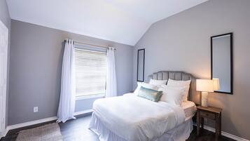 4 bedrooms, desk, WiFi, bed sheets