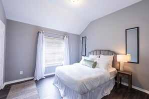 4 bedrooms, desk, WiFi, bed sheets