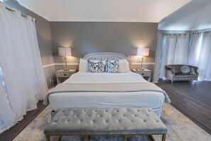 4 bedrooms, desk, WiFi, bed sheets