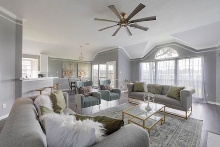 Smart TV, ping pong. Spacious Hollywood Glam Home, Pet-Friendly Comfort for the Perfect Stay