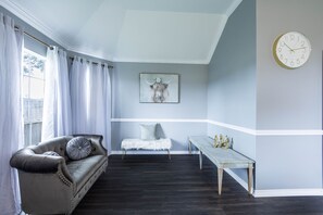 Smart TV, table tennis - Spacious Hollywood Glam Home, Pet-Friendly Comfort for the Perfect Stay (Houston)