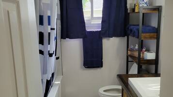 Badewanne, Haartrockner, Handtücher, Seife