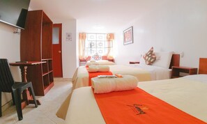 Habitación triple clásica | Escritorio, espacio para trabajar con laptop y wifi gratis 