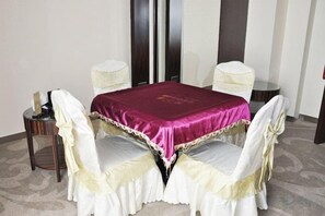 Ein Zimmer mit einem Bett, einem Tisch und zwei Stühlen.