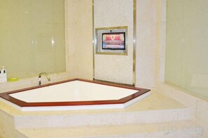 Bathtub, hair dryer, bathrobes, slippers - Qing Shui Wan Business Club (Rongcheng)