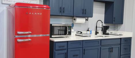 Réfrigérateur, micro-ondes, plaque de cuisson, cafetière/bouilloire