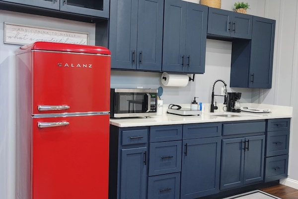 Geladeira, micro-ondas, cooktop, cafeteira/chaleira