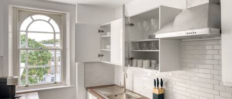 Kühlschrank, Mikrowelle, Ofen, Geschirrspüler