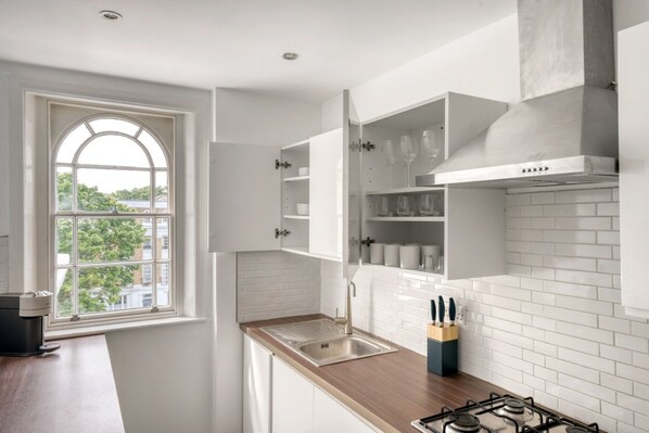 Réfrigérateur, micro-ondes, four, lave-vaisselle