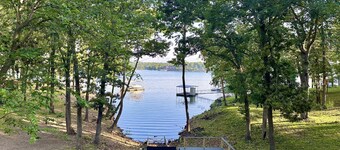 Honey Creek Getaway Waterfront Cottage - Close to town & Boat Ramp! Sleeps 10+