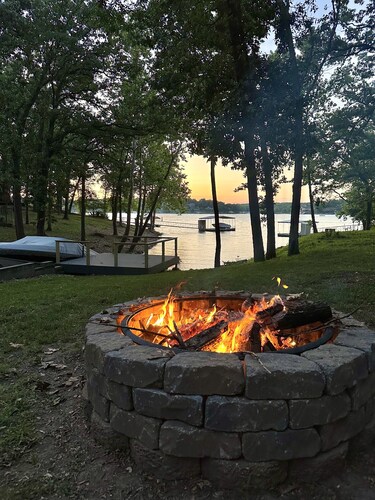 Honey Creek Getaway Waterfront Cottage - Close to town & Boat Ramp! Sleeps 10+