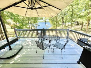 Outdoor dining - Honey Creek Getaway Waterfront Cottage - Close to town & Boat Ramp! Sleeps 10+ (Grove)