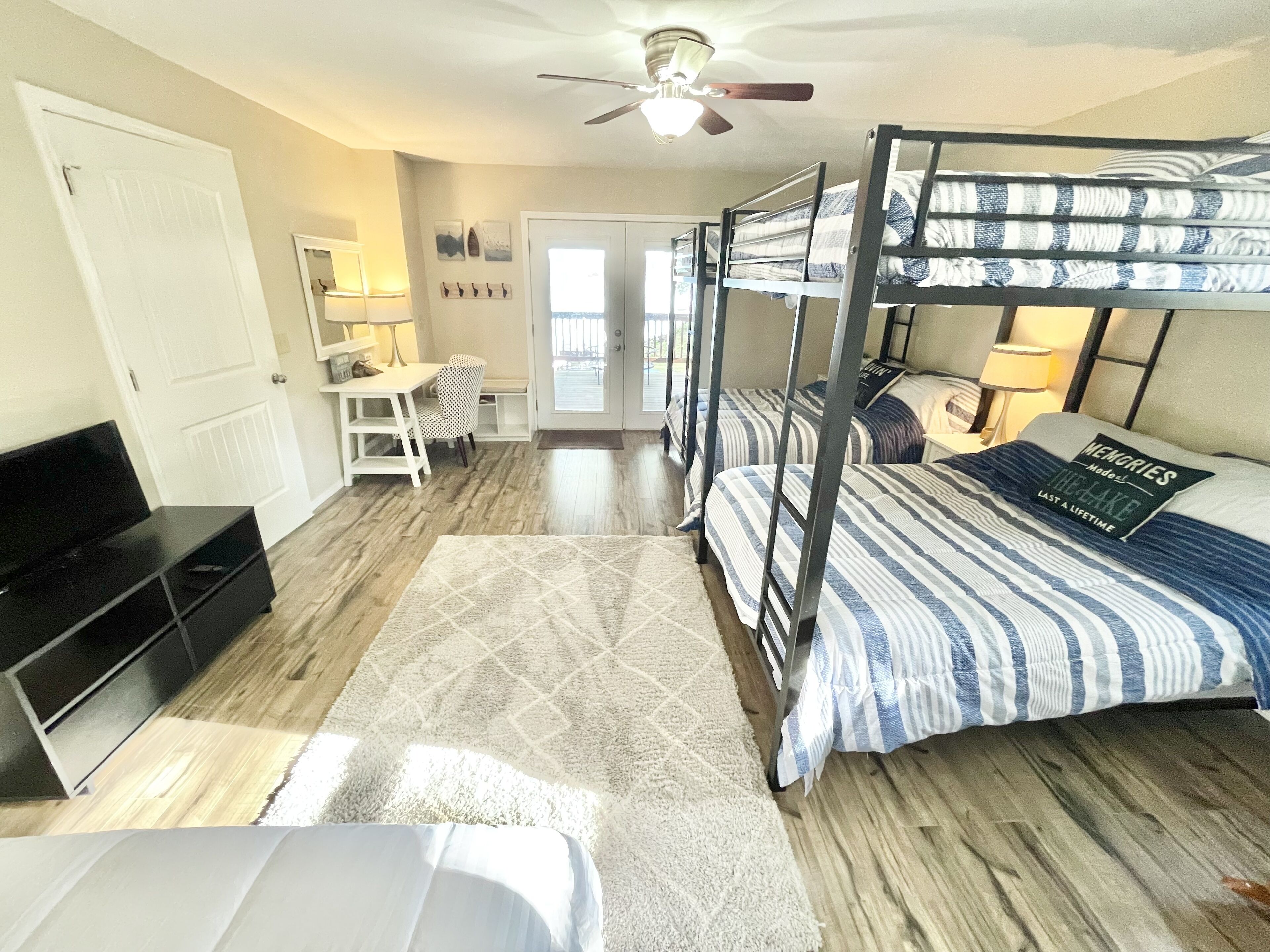 3 chambres, bureau, fer et planche à repasser, lit de bébé portatif