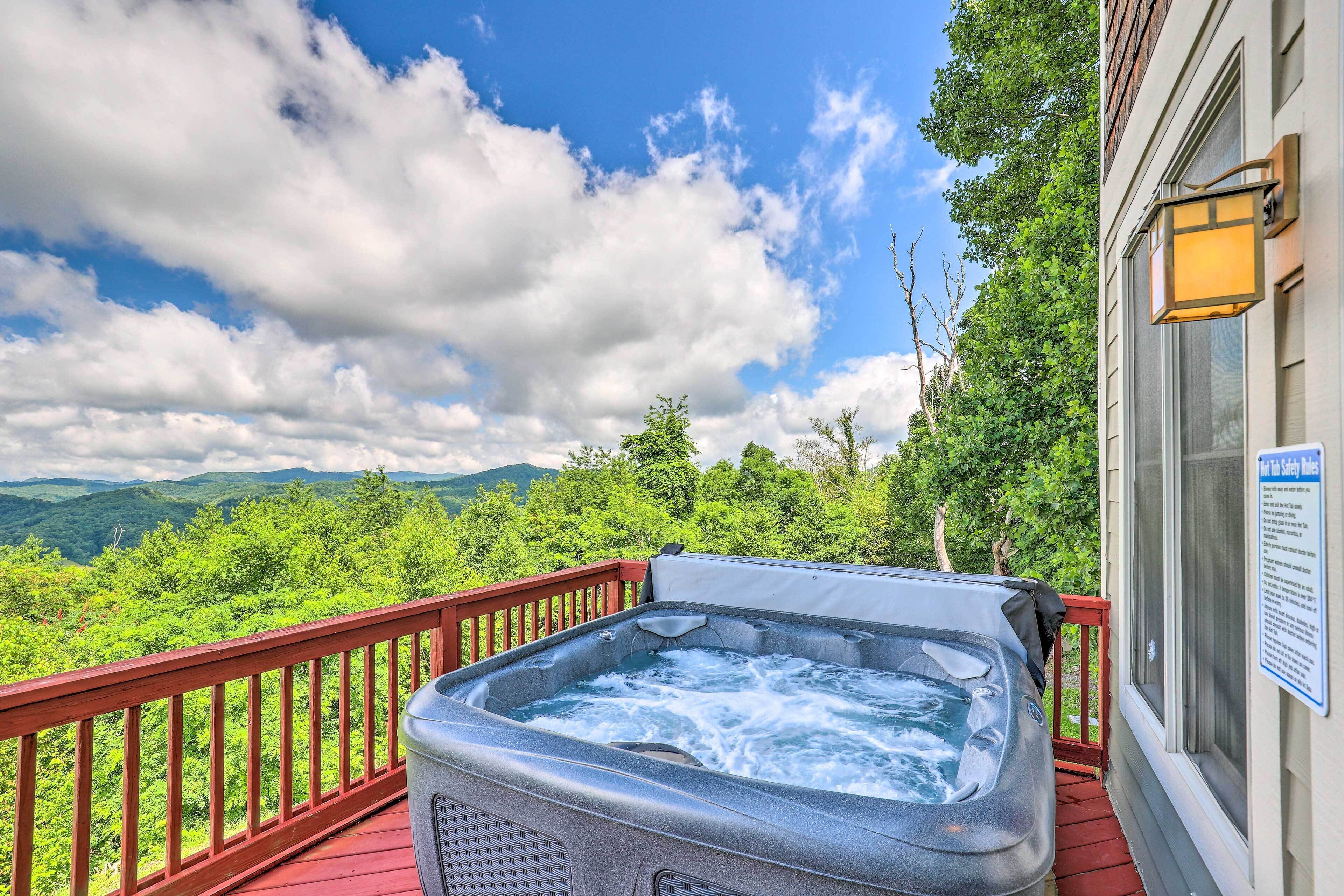 Cozy ‘Getaway Chalet’ w/ Hot Tub & Mtn Views!