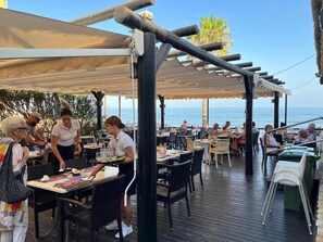 Outdoor dining - MI CAPRICHO, Beach Front Apartment P.14 3ºB (Mijas)