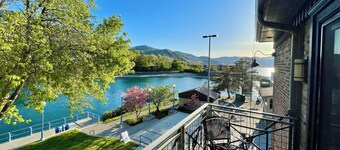 The Landing 203 Queen Suite, Skylight & Jetted Tub