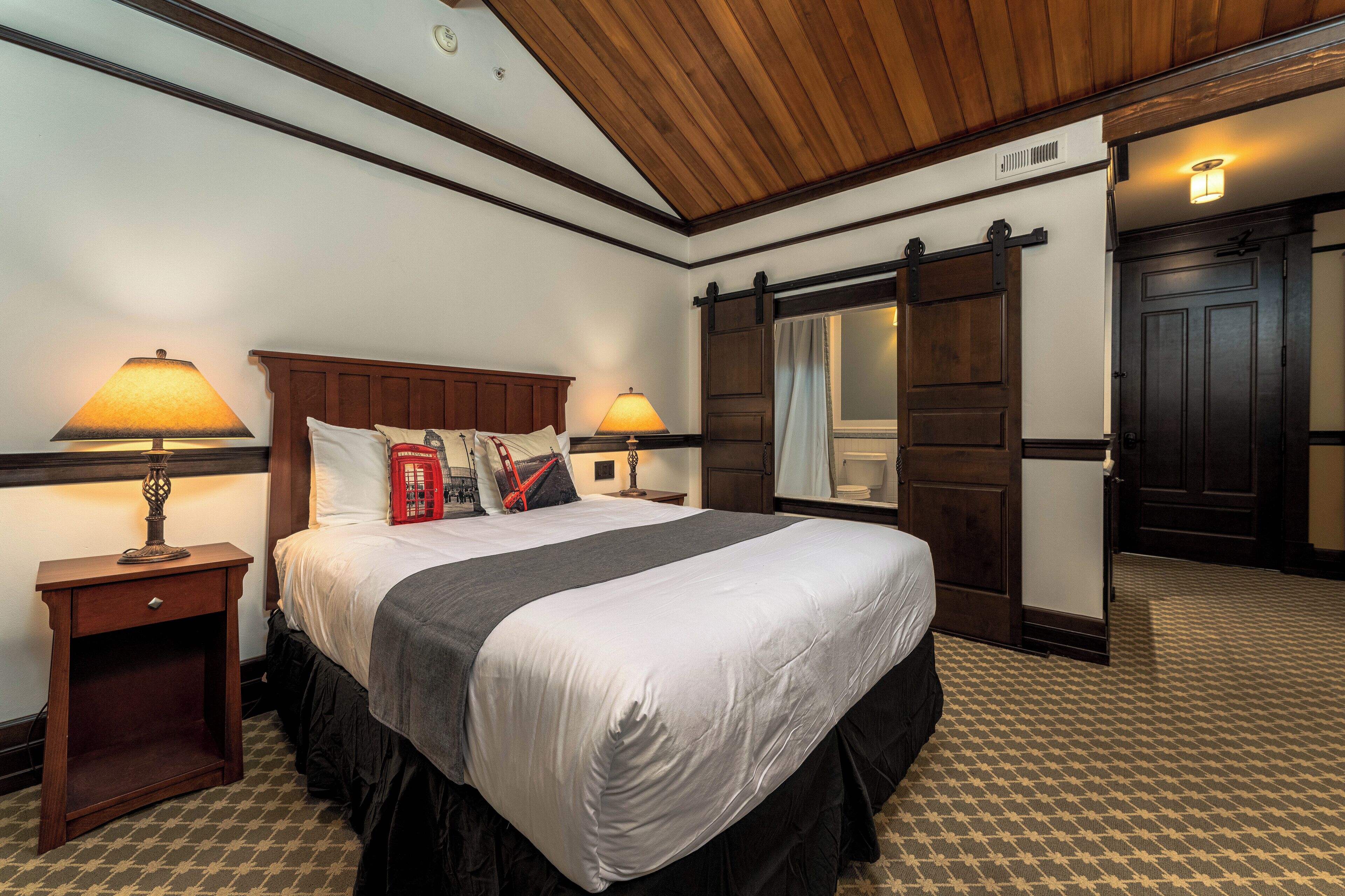 办公桌、免费 WiFi