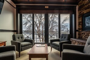 Smart TV, fireplace - The Landing 202 Queen Suite with Downtown View (Chelan)