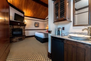 Free WiFi - The Landing 202 Queen Suite with Downtown View (Chelan)