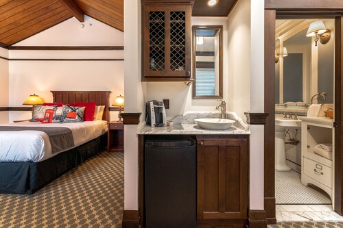 The Landing 202 Queen Suite with Downtown View