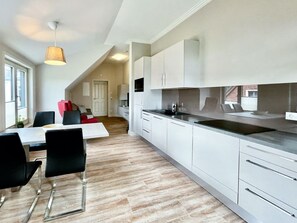 Réfrigérateur, micro-ondes, lave-vaisselle, cafetière/bouilloire