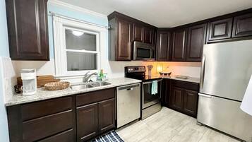 Kjøleskap, mikrobølgeovn, ovn og kokeplater