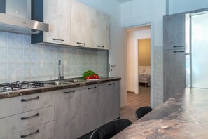 Kylskåp, mikrovågsugn, diskmaskin och brödrost