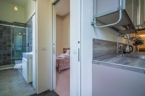 2 habitaciones y tabla de planchar con plancha 