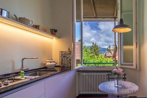 Kühlschrank, Mikrowelle, Geschirrspüler, Toaster