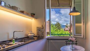 Een koelkast, een microgolfoven, een vaatwasser, een broodrooster