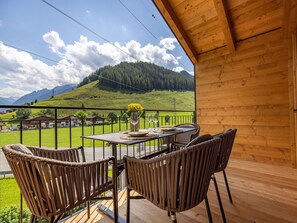 Outdoor dining - Cosy apartment for 4 guests with WIFI, TV, balcony, pets allowed and panoramic view (Bruck An Der Großglocknerstraße)
