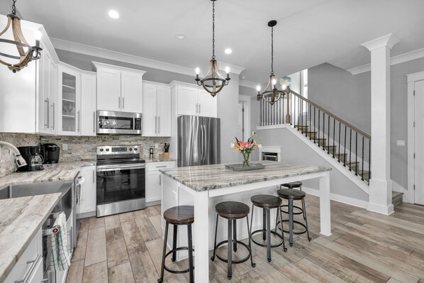 Refrigerador, microondas, horno y parrilla de estufa 