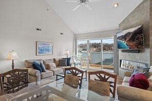 Fernseher, Kamin, DVD-Player