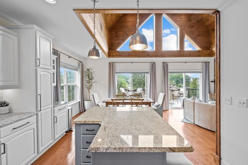 Designer Lake Front Retreat in Quiet Cove on Lake Wylie: King Beds & Bunk Room!