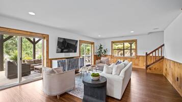 Smart TV, fireplace, ping pong, books