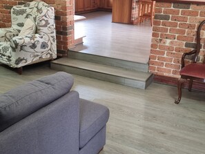 Smart TV - Pet Friendly
Large 3 Bedroom House
2 Living Areas
Ensuite & Outdoor Areas (Bass Hill)