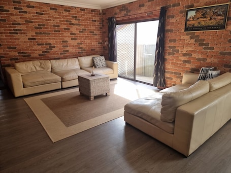 Smart TV. Pet Friendly
Large 3 Bedroom House
2 Living Areas
Ensuite & Outdoor Areas