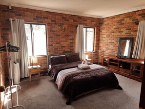 3 bedrooms, iron/ironing board, travel crib, free WiFi - Pet Friendly
Large 3 Bedroom House
2 Living Areas
Ensuite & Outdoor Areas (Bass Hill)