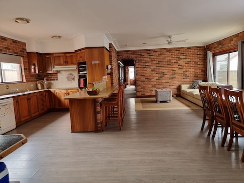 Pet Friendly
Large 3 Bedroom House
2 Living Areas
Ensuite & Outdoor Areas